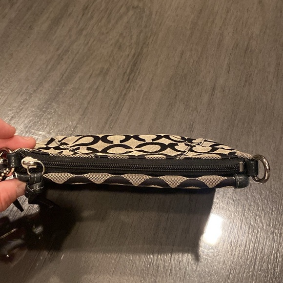 SOLD Coach super cute wristlet 🖤🖤like new 🖤🖤 Color block adorable little bag- - Picture 13 of 15
